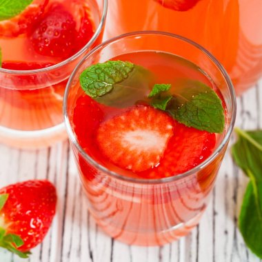 Çilek limonata içmek