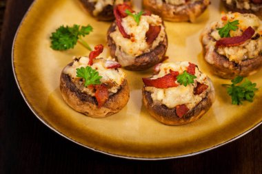 Peynir ve domuz pastırması doldurulmuş mantar