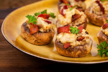 Peynir ve domuz pastırması doldurulmuş mantar