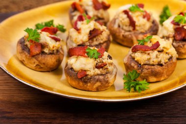 Peynir ve domuz pastırması doldurulmuş mantar