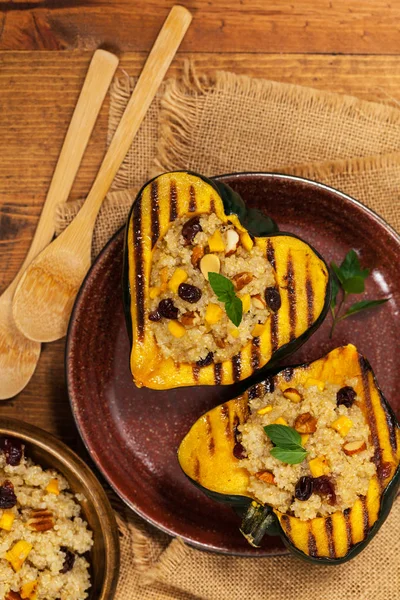 Gerösteter Kürbis gefüllt mit Quinoa — Stockfoto