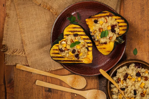 Gerösteter Kürbis gefüllt mit Quinoa — Stockfoto