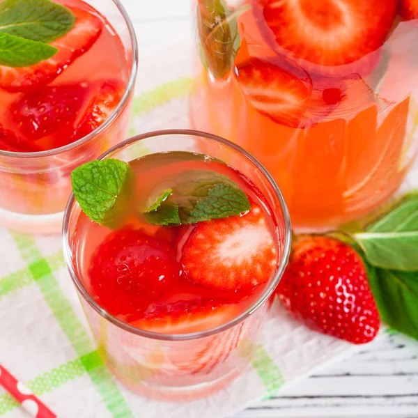 Çilek limonata içmek