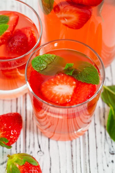 Bebida de limonada de fresa —  Fotos de Stock
