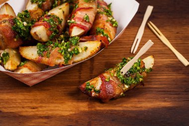 Pastırma patates dilimleri sarılmış