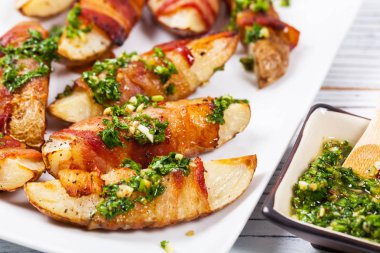 Pastırma patates dilimleri sarılmış
