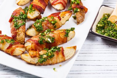 Pastırma patates dilimleri sarılmış