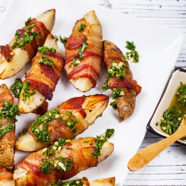 Pastırma patates dilimleri sarılmış