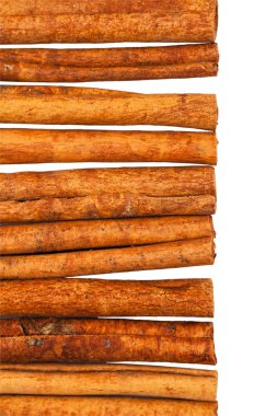 Tarçın beyaz arkaplanda yapışır