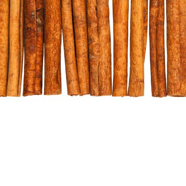 Tarçın beyaz arkaplanda yapışır