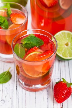 Çilek limonata içmek