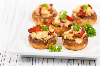 Pastırma ile mantar dolması