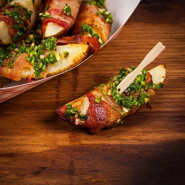 Bacon Wrapped aardappelen wiggen — Stockfoto