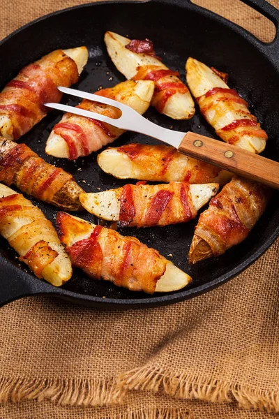 Patate avvolte nella pancetta — Foto Stock