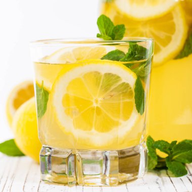 Limon suyu ile limonata içmek