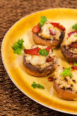 Pastırma mantar dolması