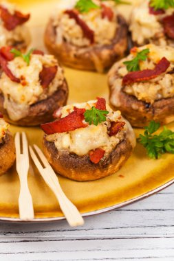 Pastırma mantar dolması