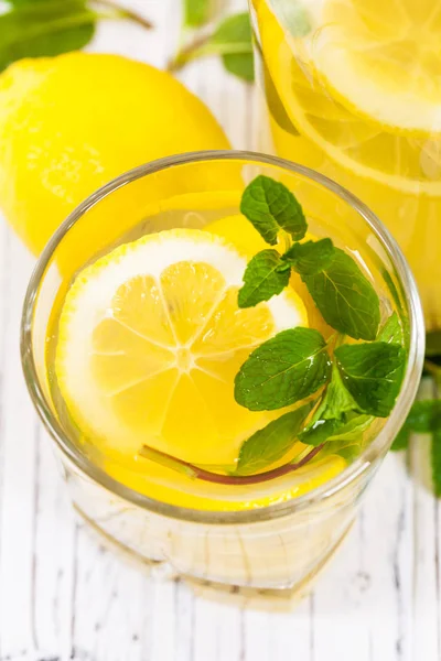 Лимонадный напиток с соком лимона — стоковое фото