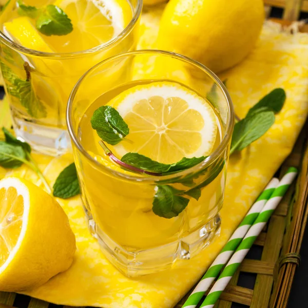 Limonata limon içecek — Stok fotoğraf