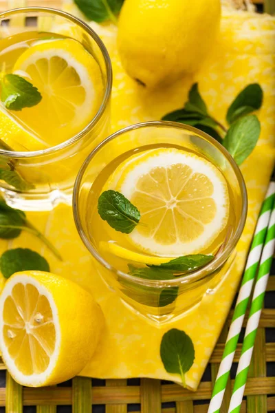 Pití citrónové limonády — Stock fotografie