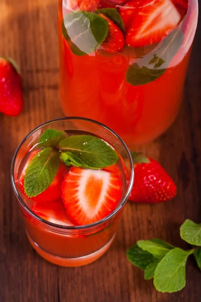 보드카 딸기 레모네이드 음료 — 스톡 사진