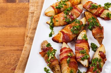 Pastırma patates dilimleri sarılmış