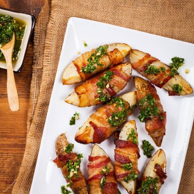 Pastırma patates dilimleri sarılmış