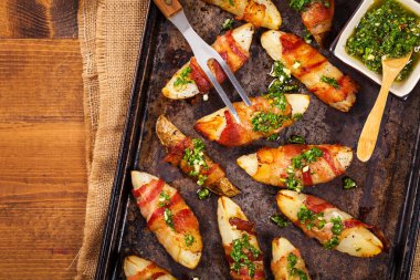 Pastırma patates dilimleri sarılmış