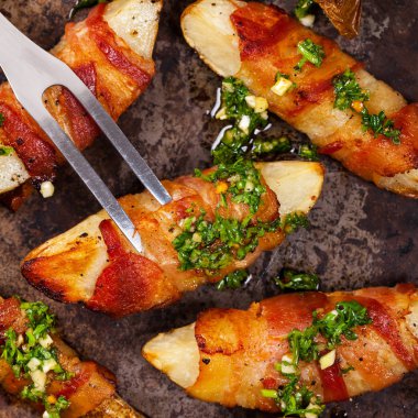 Pastırma patates dilimleri sarılmış