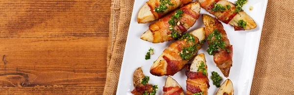 Bacon Wrapped aardappelen wiggen — Stockfoto