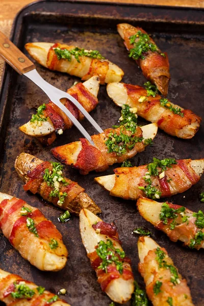Bacon Batatas embrulhadas Cunhas — Fotografia de Stock