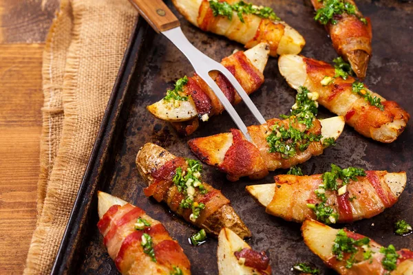 Baconlindad potatisklyftor — Stockfoto
