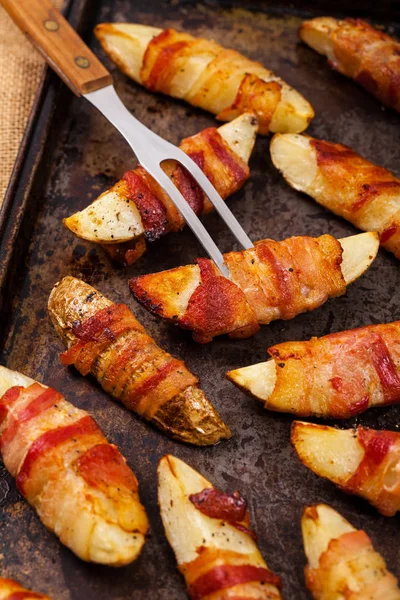 Bacon innpakkede poteter – stockfoto