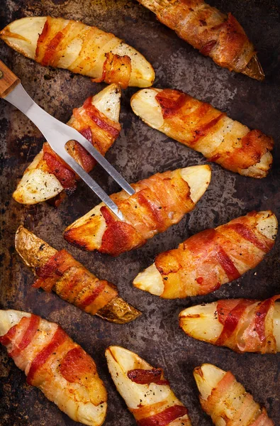 Bacon innpakkede poteter – stockfoto