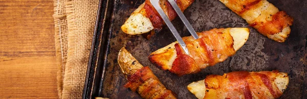 Bacon innpakkede poteter – stockfoto