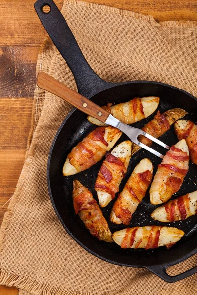 Bacon Batatas embrulhadas — Fotografia de Stock
