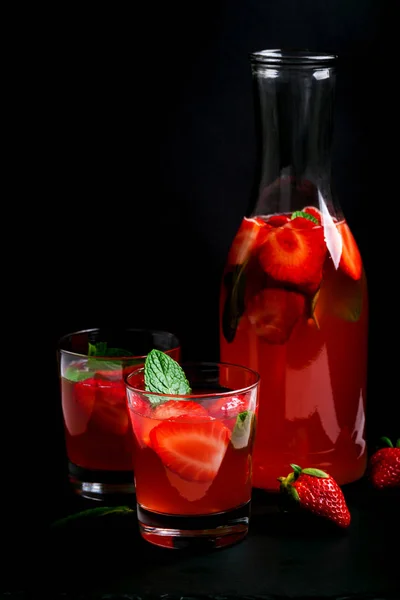 Καλοκαιρινό ποτό λεμονάδα φράουλα — Φωτογραφία Αρχείου