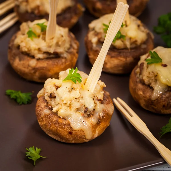 Vegetarisk fyllda champinjoner — Stockfoto