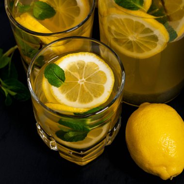 Limon suyu ile limonata içmek