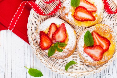 Çilekli krem peynir hamur işleri