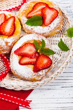 Çilekli krem peynir hamur işleri