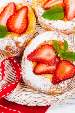 Çilekli krem peynir hamur işleri