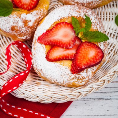 Çilekli krem peynir hamur işleri