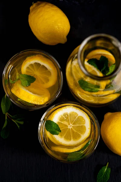 Лимонадный напиток с соком лимона — стоковое фото