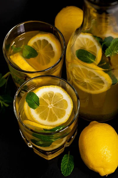 Limon suyu ile limonata içmek — Stok fotoğraf