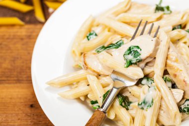 Ispanak tavuk Alfredo Parmesan makarna