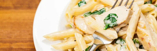 Spinazie kip Alfredo Parmezaanse Pasta — Stockfoto