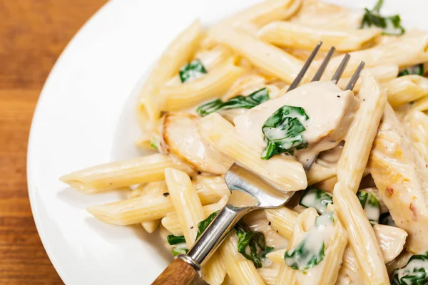 Pollo Alfredo Pasta con spinaci — Foto Stock