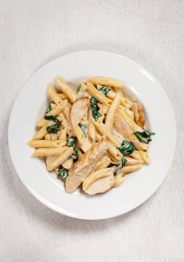 Ispanak tavuk Alfredo Parmesan makarna