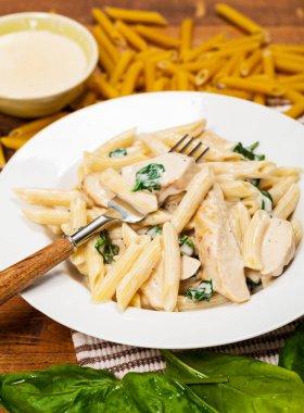 Ispanak tavuk Alfredo Parmesan makarna